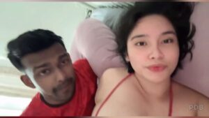 Selfie Muna Bago Bantutin Ang Kiffy